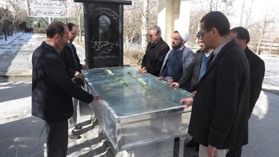 غبار روبی مزار شهید مقصودی و سایر شهدای والامقام انقلاب اسلامی همدان