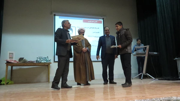 دکتر علیرضا علی صوفی سرپرست دانشگاه فرهنگیان همدان در جمع مردم و مسئولین شهر قروه درجزین:
در بخش بخش شعار اصلی انقلاب اسلامی، یعنی استقلال، آزادی و جمهوری اسلامی بار معنایی و تاریخی عمیقی نهفته است.