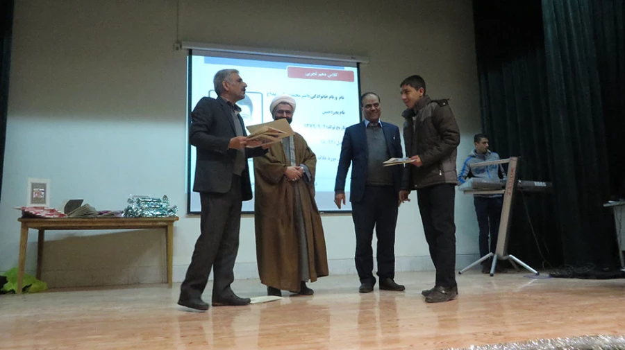 دکتر علیرضا علی صوفی سرپرست دانشگاه فرهنگیان همدان در جمع مردم و مسئولین شهر قروه درجزین:
در بخش بخش شعار اصلی انقلاب اسلامی، یعنی استقلال، آزادی و جمهوری اسلامی بار معنایی و تاریخی عمیقی نهفته است.