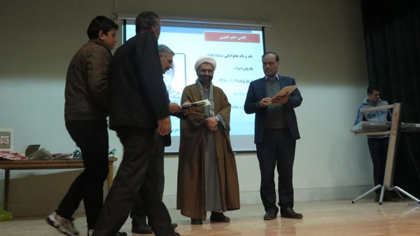 دکتر علیرضا علی صوفی سرپرست دانشگاه فرهنگیان همدان در جمع مردم و مسئولین شهر قروه درجزین:
در بخش بخش شعار اصلی انقلاب اسلامی، یعنی استقلال، آزادی و جمهوری اسلامی بار معنایی و تاریخی عمیقی نهفته است.