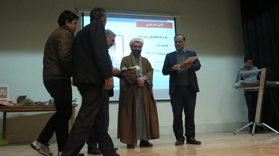 دکتر علیرضا علی صوفی سرپرست دانشگاه فرهنگیان همدان در جمع مردم و مسئولین شهر قروه درجزین:
در بخش بخش شعار اصلی انقلاب اسلامی، یعنی استقلال، آزادی و جمهوری اسلامی بار معنایی و تاریخی عمیقی نهفته است.