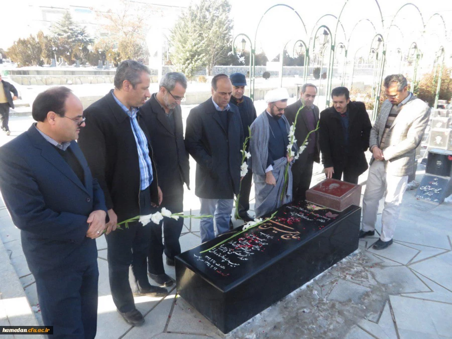 غبار روبی و عطرافشانی مزار شهید اکبر مقصودی و سایر شهدای گرانقدر در دهه مبارک فجر با حضور مسئولین دانشگاه فرهنگیان همدان