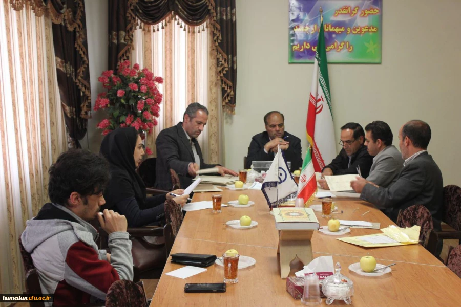 جلسه ی بازگشایی پاکت های مناقصه ی جذب نیروهای شرکتی با حضور نمایندگان شرکت های متقاضی - سالن جلسات ساختمان مدیریت استان - روز دوشنبه 97/02/03