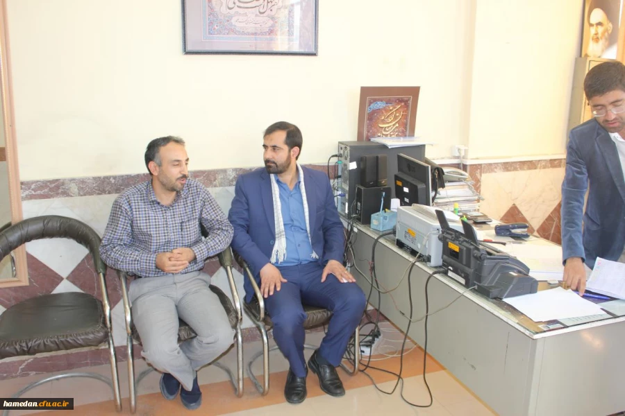 بازدید اکبر کاوسی امید عضو شورای اسلامی شهر همدان از روند مصاحبه تخصصی داوطلبان ورود به دانشگاه فرهنگیان همدان