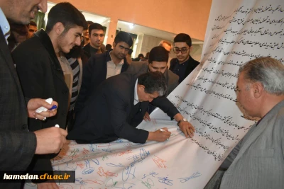 مطالبه گری دانشجو معلمان دانشگاه فرهنگیان همدان از ریاست محترم جمهور با امضای طوماری در حاشیه مراسم روز دانشجو