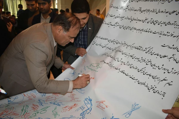 مطالبه گری دانشجو معلمان دانشگاه فرهنگیان همدان از ریاست محترم جمهور با امضای طوماری در حاشیه مراسم روز دانشجو