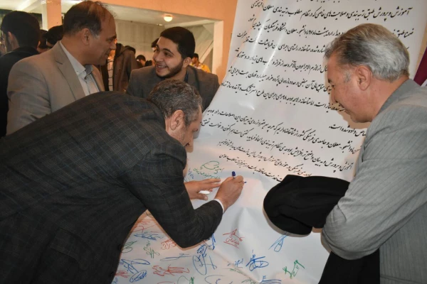 مطالبه گری دانشجو معلمان دانشگاه فرهنگیان همدان از ریاست محترم جمهور با امضای طوماری در حاشیه مراسم روز دانشجو