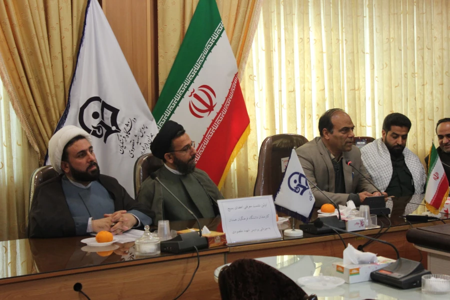 با موضوع انس با قرآن و بازخوانی حماسه نه دی برگزار شد:
دومین نشست معرفتی بسیج کارمندان دانشگاه فرهنگیان همدان به میزبانی پردیس شهید مقصودی