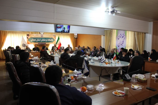 تبیین دستاوردهای نظام مقدس جمهوری اسلامی:

در نشست صمیمی کارکنان بسیجی دانشگاه فرهنگیان همدان با موضوع " چهل سالگی انقلاب اسلامی "