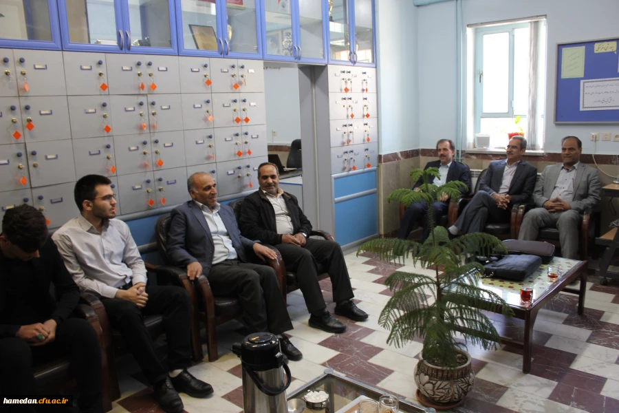 سرپرست دانشگاه فرهنگیان همدان در بازدید از مدارس مجری طرح کارورزی: 
معلمان و مدیران شاغل در مدارس، اساتیدی با تجربه، مهربان و کمک حال دانشگاه فرهنگیان هستند