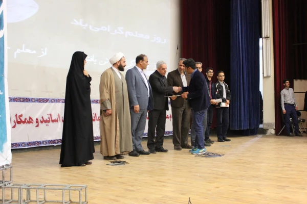 دکتر داریوش رحمانیان در مراسم بزرگداشت مقام معلم در دانشگاه فرهنگیان همدان:
معلمی وقتی با عشق همراه شود آفرینندگی به دنبال خواهد داشت