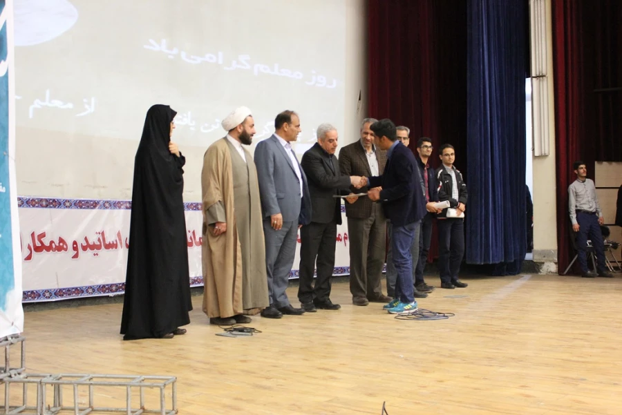 دکتر داریوش رحمانیان در مراسم بزرگداشت مقام معلم در دانشگاه فرهنگیان همدان:
معلمی وقتی با عشق همراه شود آفرینندگی به دنبال خواهد داشت