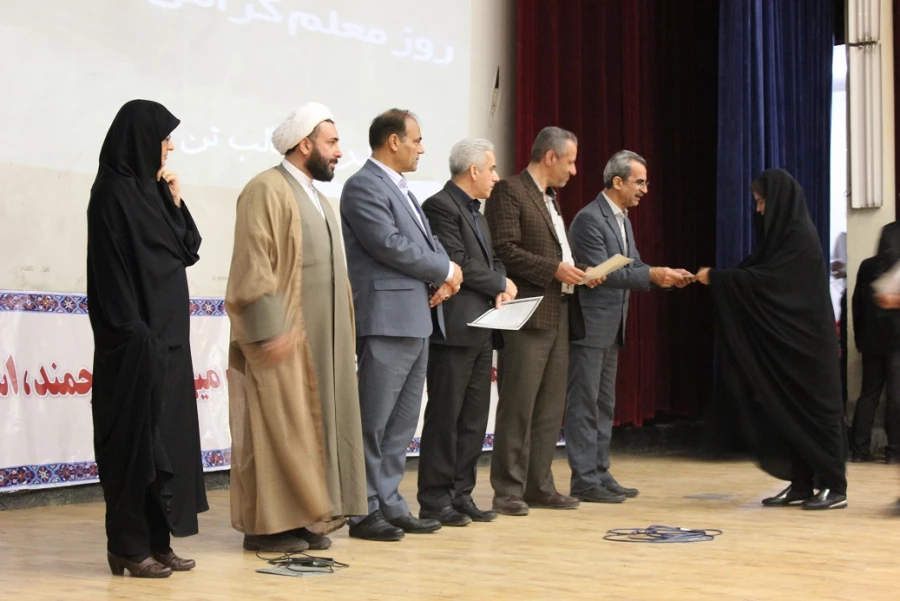 دکتر داریوش رحمانیان در مراسم بزرگداشت مقام معلم در دانشگاه فرهنگیان همدان:
معلمی وقتی با عشق همراه شود آفرینندگی به دنبال خواهد داشت