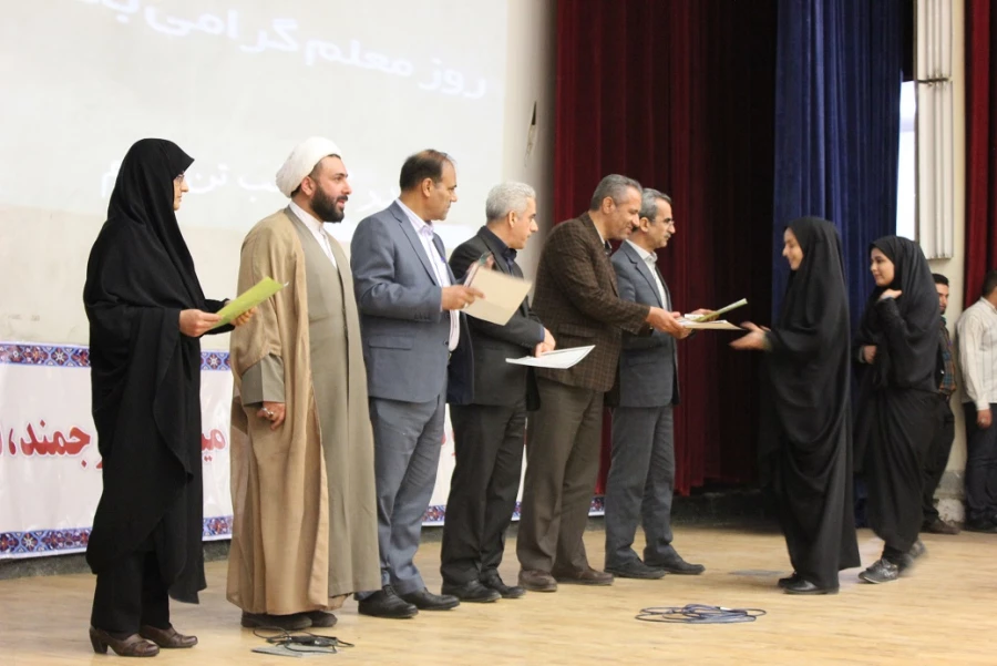 دکتر داریوش رحمانیان در مراسم بزرگداشت مقام معلم در دانشگاه فرهنگیان همدان:
معلمی وقتی با عشق همراه شود آفرینندگی به دنبال خواهد داشت