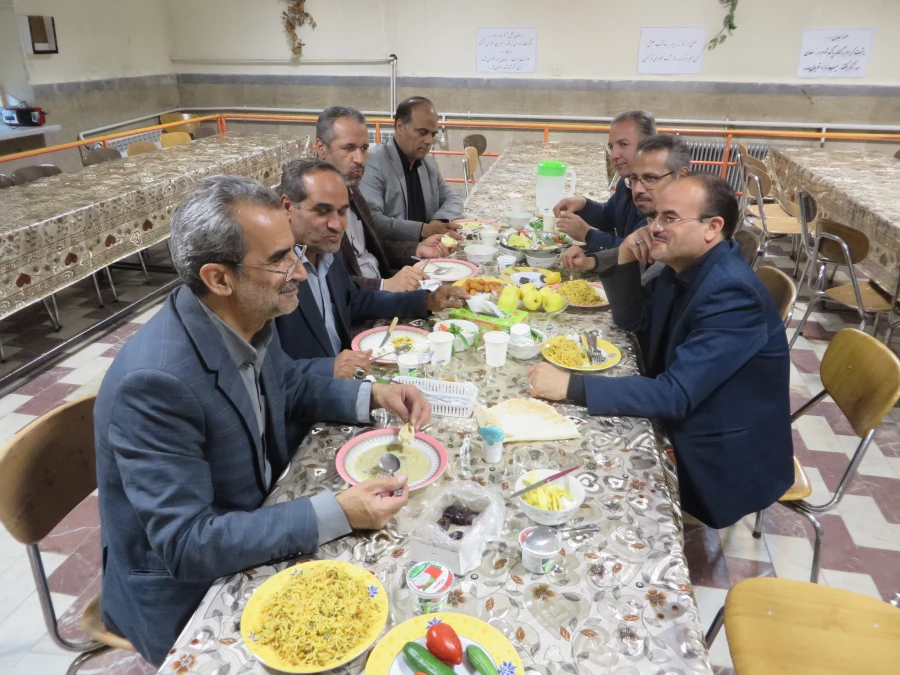 حضور سرپرست مدیریت استان و صرف افطاری ساده در کنار دانشجو معلمان پردیس شهید باهنر همدان