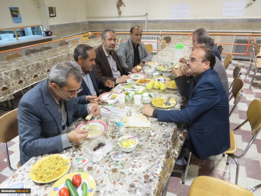 حضور سرپرست مدیریت استان و صرف افطاری ساده در کنار دانشجو معلمان پردیس شهید باهنر همدان