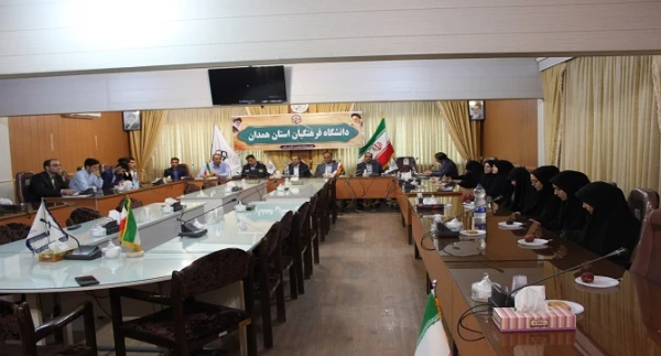 دکتر طاهری نیا معاون پژوهشی و فناوری دانشگاه فرهنگیان در جمع دبیران کانون ها، تشکل ها و انجمن های علمی پردیس های استان همدان مطرح کرد:
برنامه های پژوهشی برای دانشجو معلمان در شش حوزه تدوین و برنامه ریزی شده است