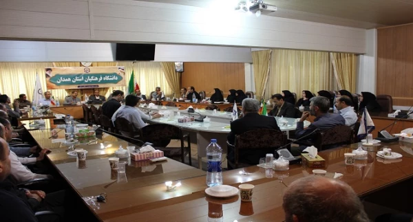 شورای اداری دانشگاه فرهنگیان استان همدان تشکیل جلسه داد

 2