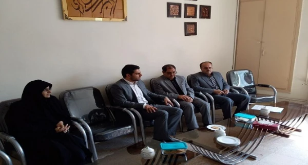 بنده یک معلم زاده هستم و همیشه برای این کسوت ارادت و احترام خاصی قائلم و در حد توان آماده ی خدمتگزاری ام 5