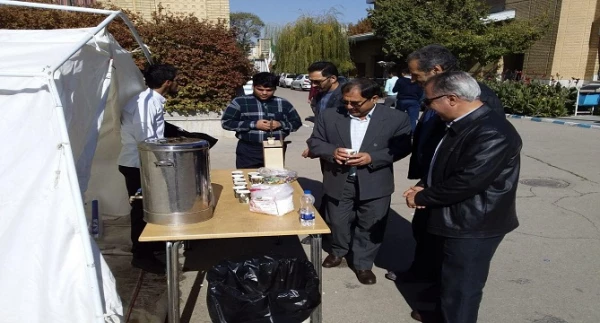 با برپایی ایستگاه صلواتی و پخش مولودی خوانی در محوطه پردیس شهید مقصودی همدان 2