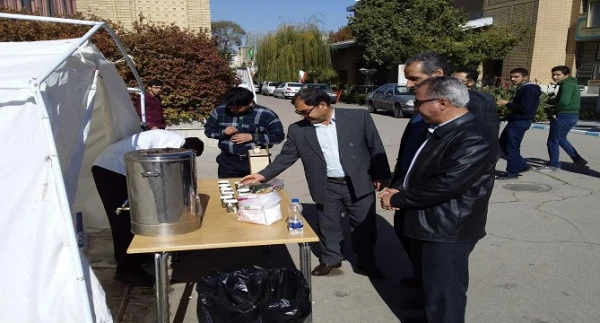 با برپایی ایستگاه صلواتی و پخش مولودی خوانی در محوطه پردیس شهید مقصودی همدان 3