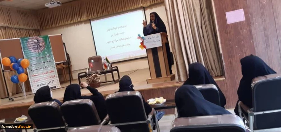 همایش گرامیداشت هفته  معلم و دهه سرآمدی آموزش

 2