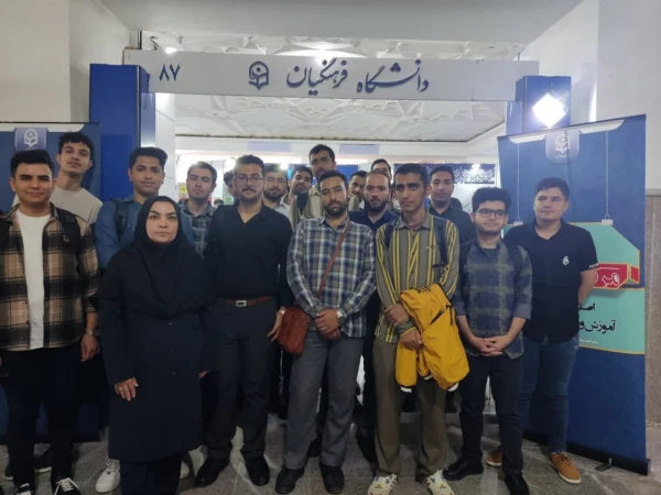 بازدید دانشجویی از نمایشگاه بین المللی کتاب تهران 3