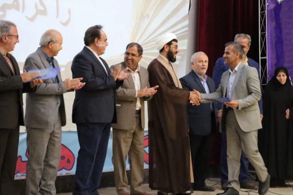 داننشجو معلمان باید جایگاه معلمی را قدر بدارند و از این که در آستانه ورود به کسوت معلمی هستند شاکر باشند 6