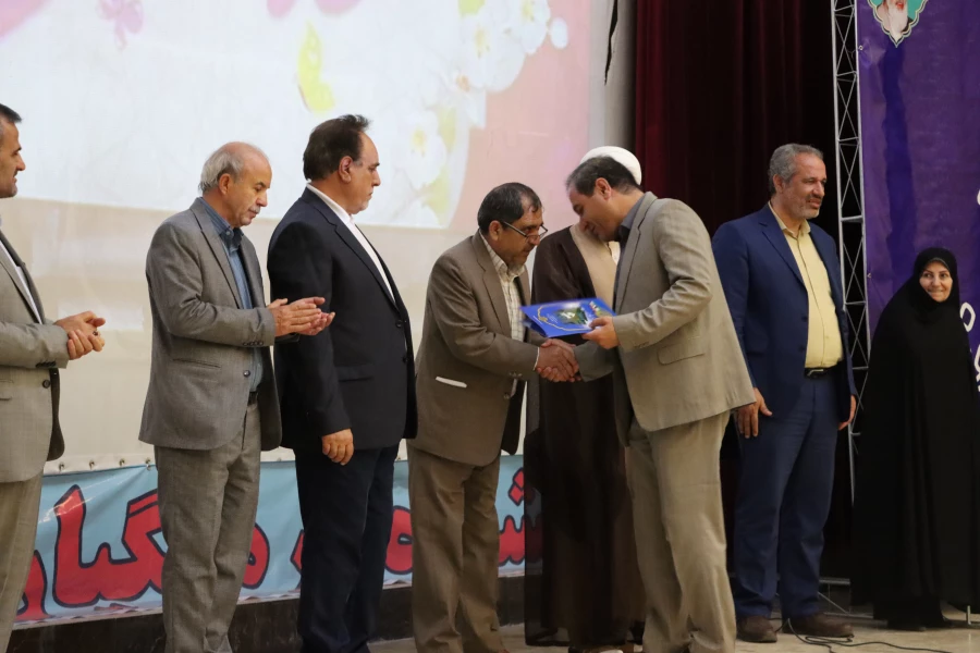 داننشجو معلمان باید جایگاه معلمی را قدر بدارند و از این که در آستانه ورود به کسوت معلمی هستند شاکر باشند 7