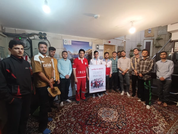 صعود جمعی از کارکنان و دانشجویان پردیس شهید مقصودی به ارتفاعات همدان