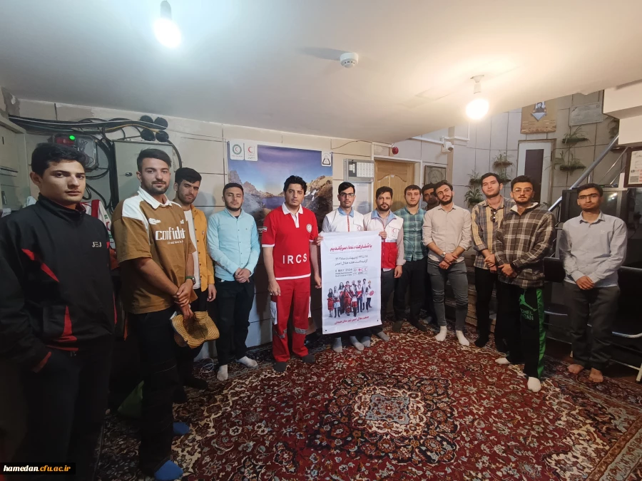 صعود جمعی از کارکنان و دانشجویان پردیس شهید مقصودی به ارتفاعات همدان