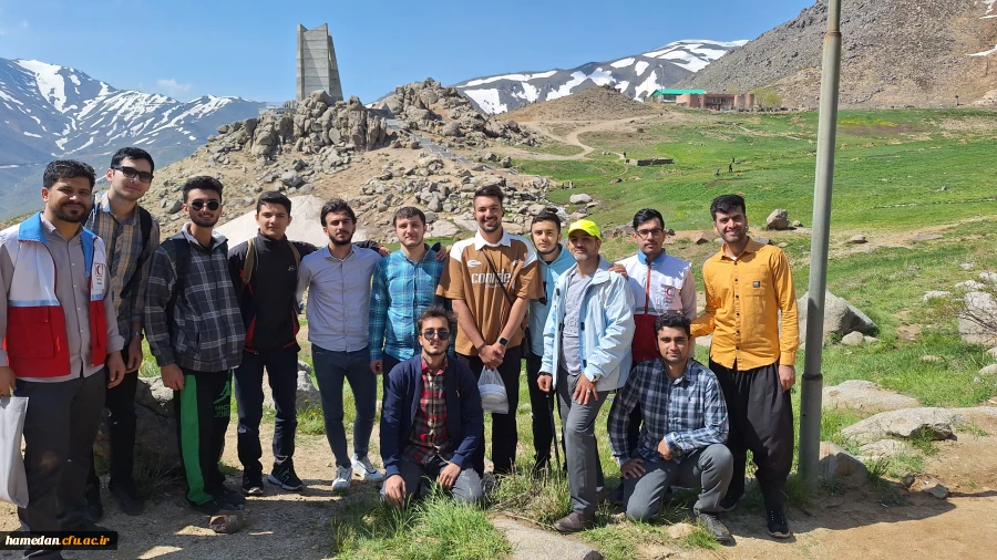 صعود جمعی از کارکنان و دانشجویان پردیس شهید مقصودی به ارتفاعات همدان