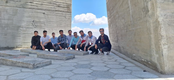 صعود جمعی از کارکنان و دانشجویان پردیس شهید مقصودی به ارتفاعات همدان