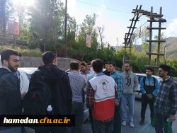 صعود جمعی از کارکنان و دانشجویان پردیس شهید مقصودی به ارتفاعات همدان