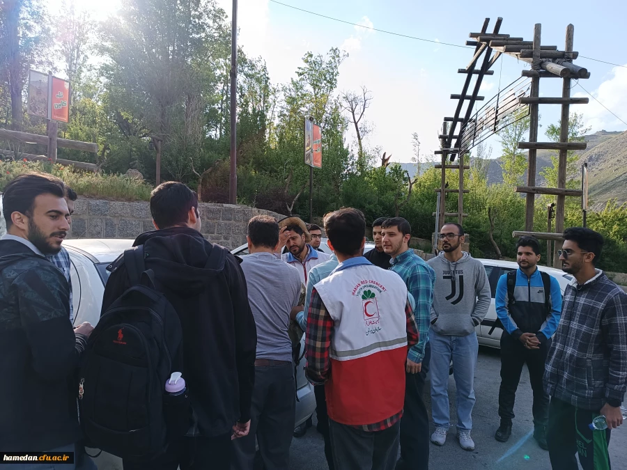 صعود جمعی از کارکنان و دانشجویان پردیس شهید مقصودی به ارتفاعات همدان