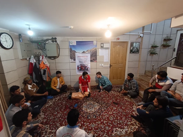 صعود جمعی از کارکنان و دانشجویان پردیس شهید مقصودی به ارتفاعات همدان