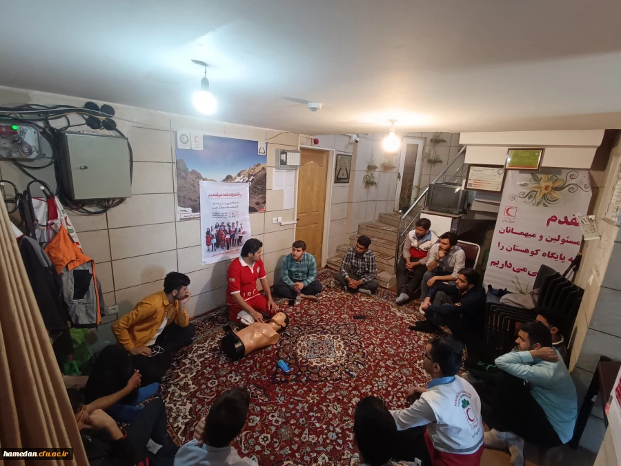 صعود جمعی از کارکنان و دانشجویان پردیس شهید مقصودی به ارتفاعات همدان