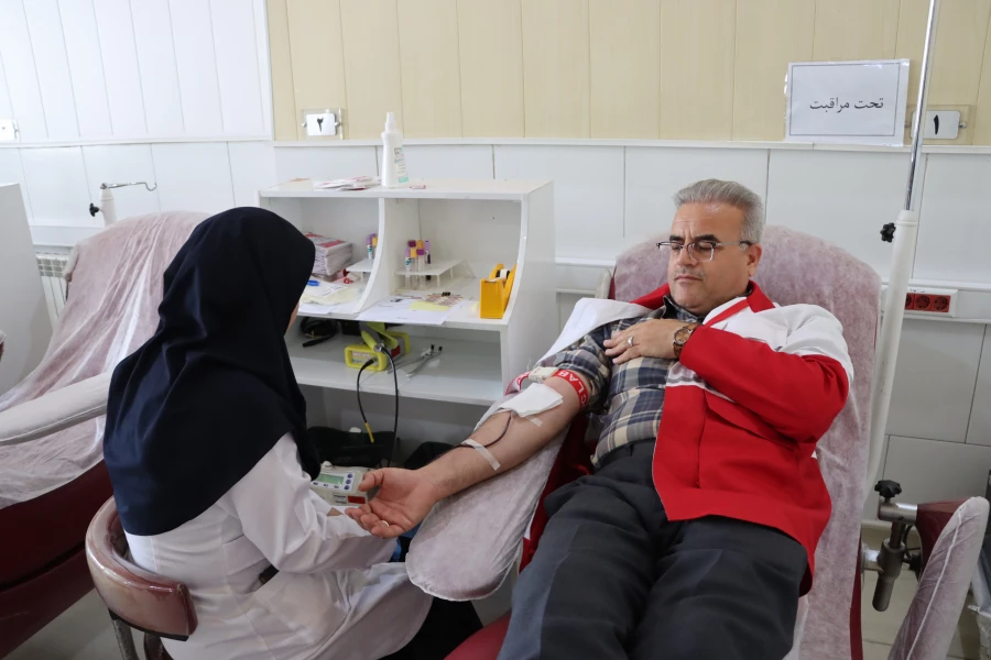 
حضور کارکنان دانشگاه در محل سازمان انتقال خون به مناسبت روز اهدای خون 10