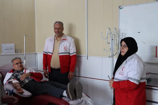 
حضور کارکنان دانشگاه در محل سازمان انتقال خون به مناسبت روز اهدای خون 12